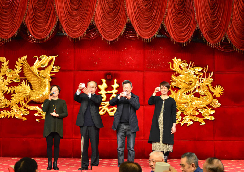 3院領(lǐng)導向離退人員祝賀新年.jpg