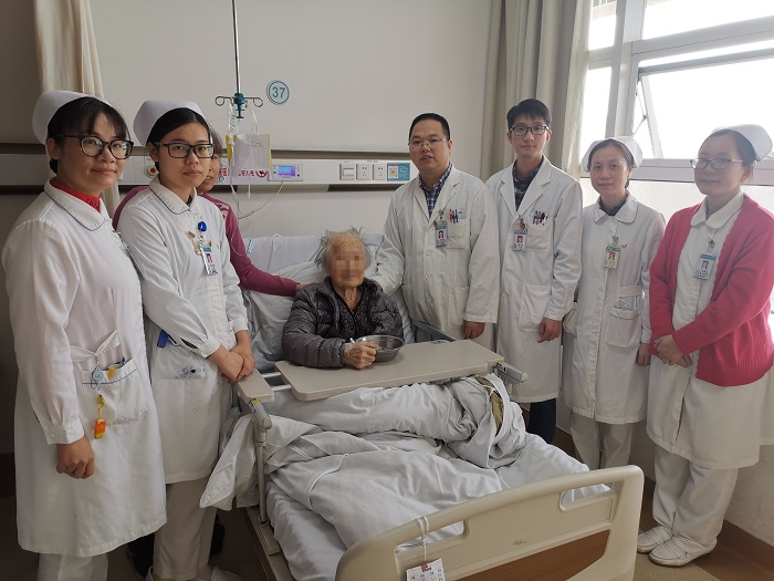 百歲老人術(shù)后第二天自行進食流質(zhì) - 副本.jpg